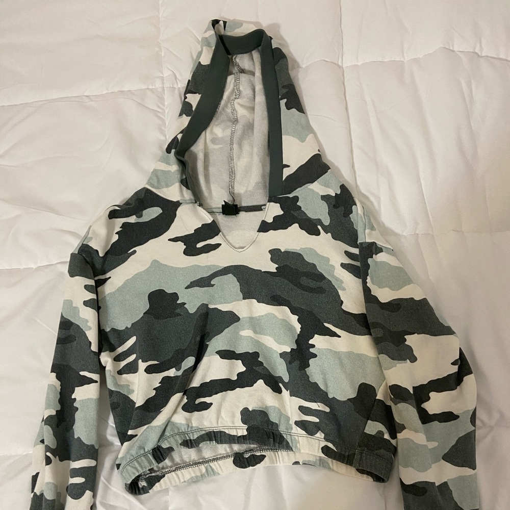 Cropped camouflage sweatshirt